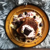 Banana pancakes with almonds, chocolate and strawberry skyr yoghurt 🥰|Dzastaxdzastaさん