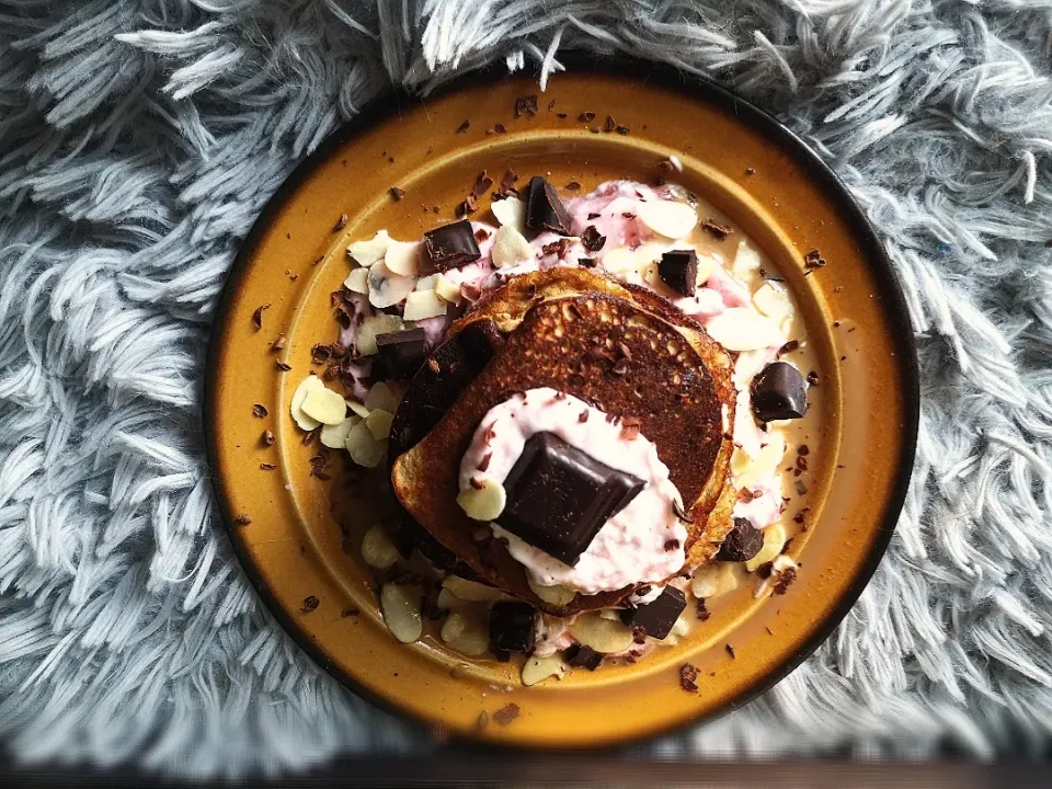 Banana pancakes with almonds, chocolate and strawberry skyr yoghurt 🥰|Dzastaxdzastaさん