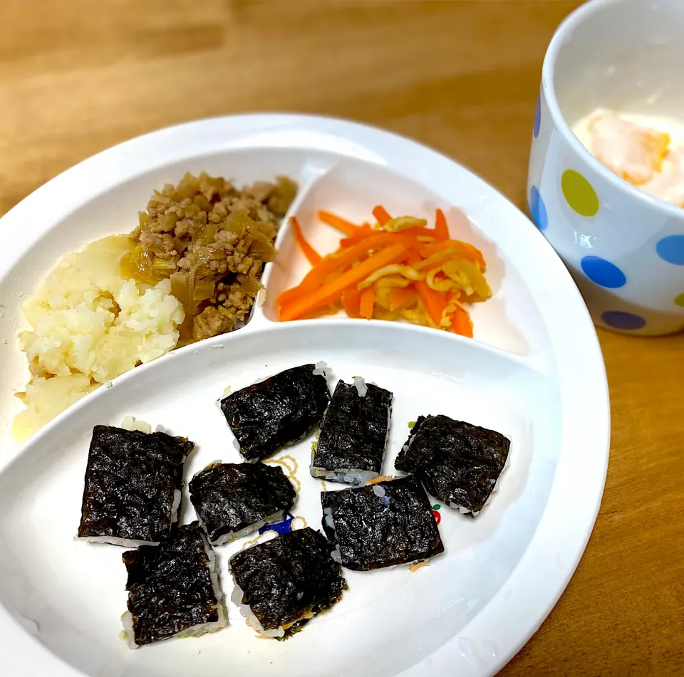 １歳児ランチ🍙鮭おにぎ じゃがいもミンチ 人参と干し大根|かおちゃんさん