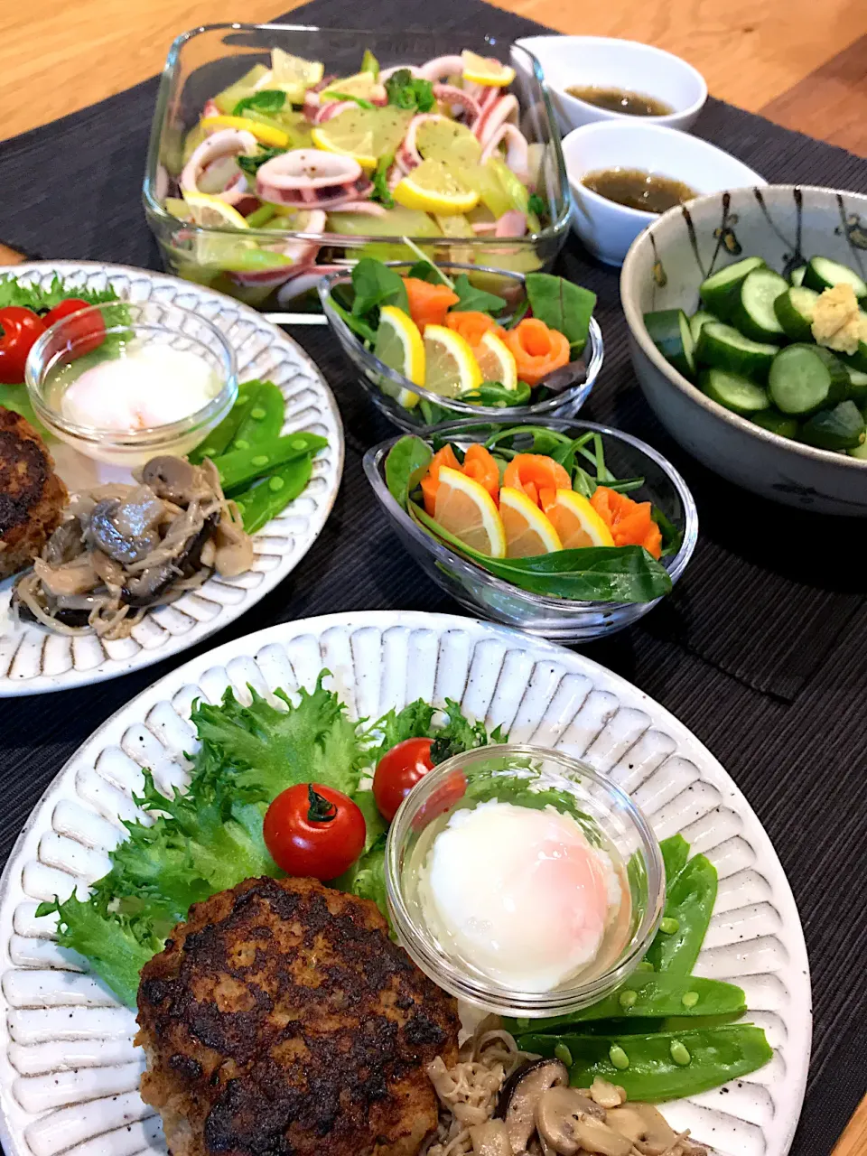 定番ハンバーグ温玉添え、イカ🦑とセロリのごま油レモン🍋漬け、サーモンとベビーリーフのサラダ🥗|yukinnkoさん