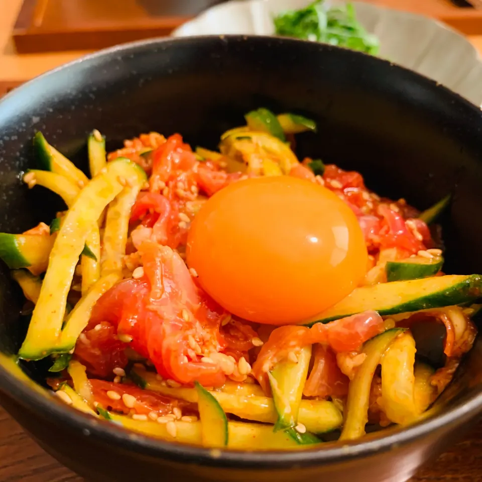 生ハムユッケ丼✨コチュジャンでピリ辛味|いちごさん