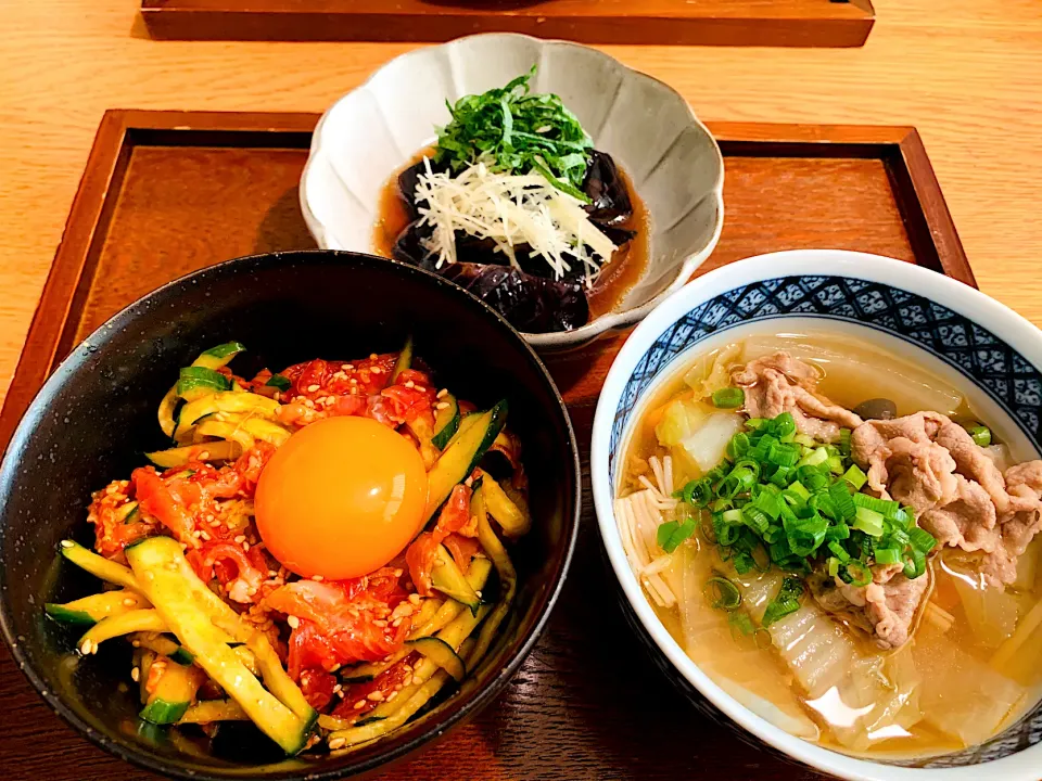 我が家の晩ごはん🍚生ハムユッケ丼、揚げなすの甘酢浸し、豚肉スープ|いちごさん