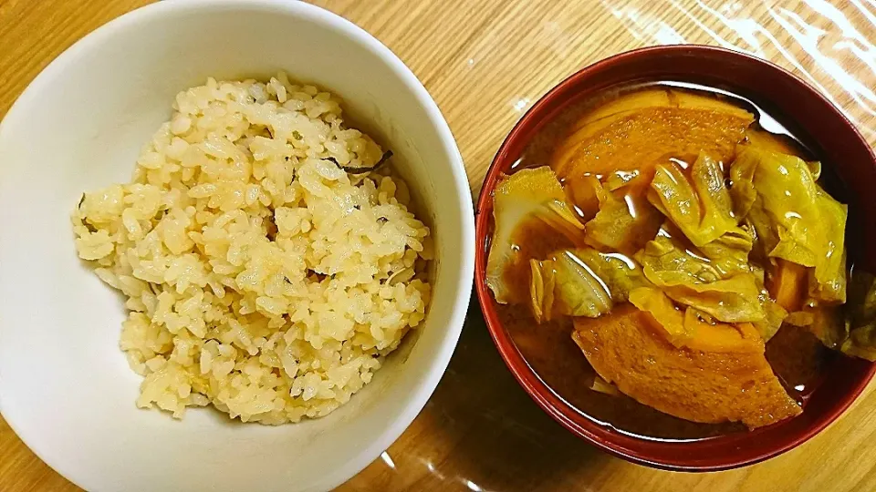 炊き込みご飯、春キャベツと車麩のみそ汁|kadaoさん