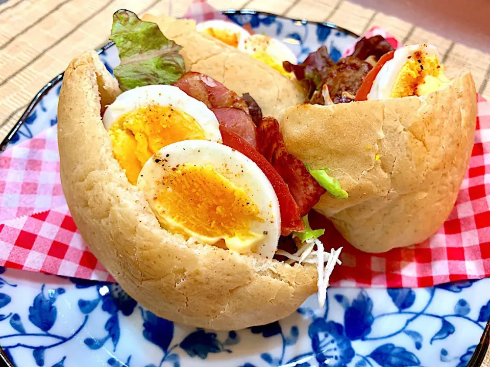 ピタ🍞作りました🎵 真ん中空洞になってないから無理やり具材詰めた~😅|makoさん