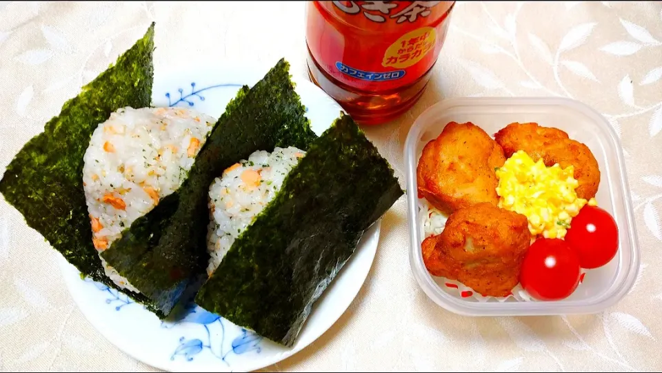 3/29の夜勤弁当🍱
おにぎり🍙&鶏唐揚げ|卯月さん