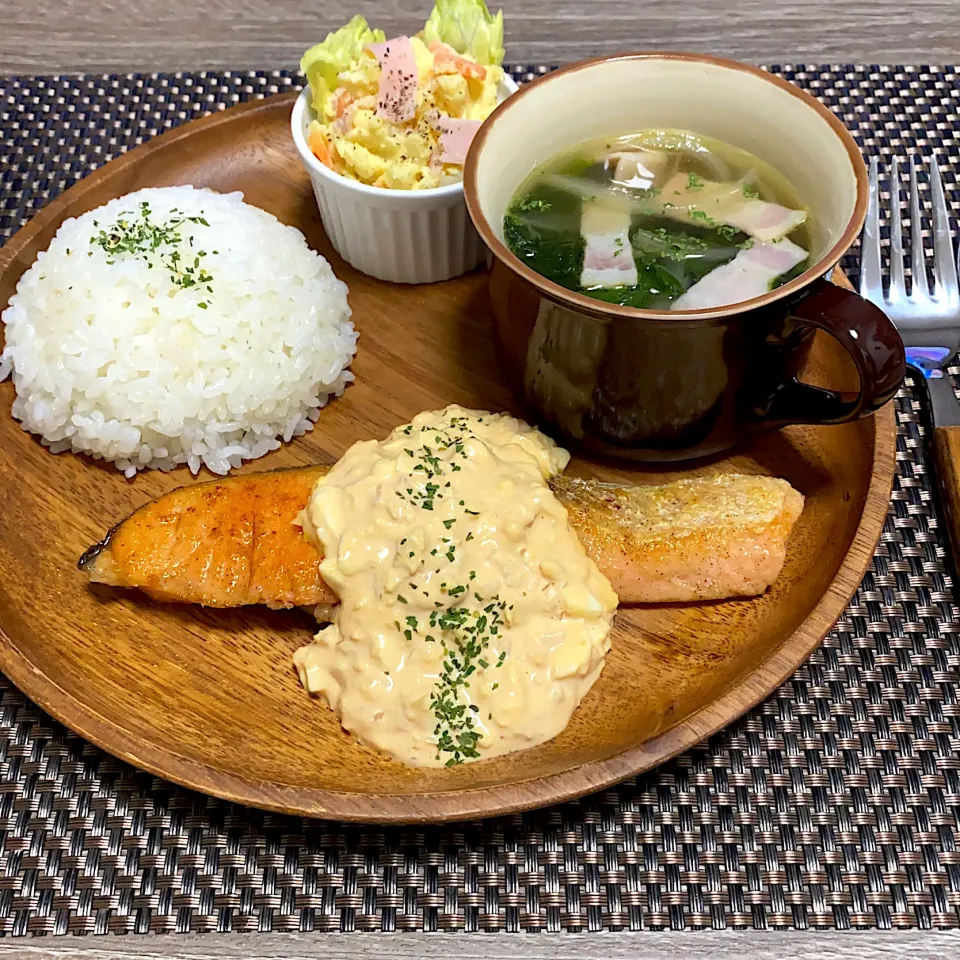 ご飯 鮭のムニエルオーロラタルタル ほうれん草のコンソメスープ ポテトサラダ|m iさん