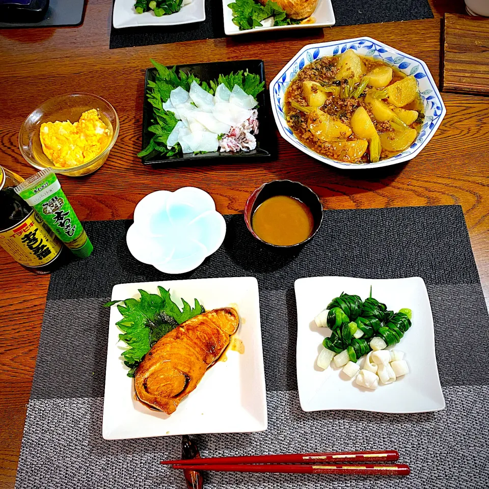 カジキマグロのバター醤油焼き、わけぎの一文字グルグルとイカの酢味噌和え、蕪のそぼろあんかけ|yakinasuさん