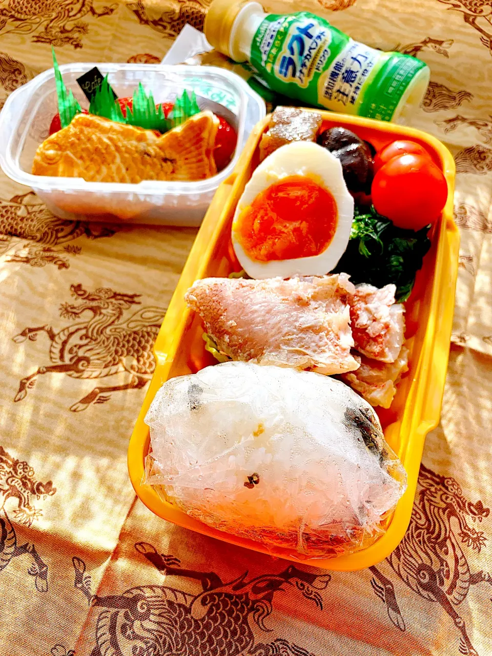 #お父さん弁当　#おむすび弁当　#赤魚粕漬け焼き　#麒麟柄　#麒麟がくる　#月曜日はこれ　#デザートは苺と鯛焼き　#今夜は飲み会|Blueberry🫐さん