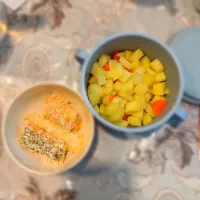 Snapdishの料理写真:oven baked fish fingers with steamed vegetables|cyさん