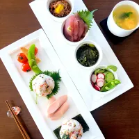 Snapdishの料理写真:刺身とおにぎりのランチ|wishiさん