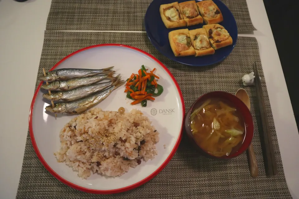 今日の夕食 たこの炊き込みご飯、めざし、ピーマンのきんぴら、油揚げのネギマヨ焼き、キャベツの味噌汁|pinknari🐰🌈さん