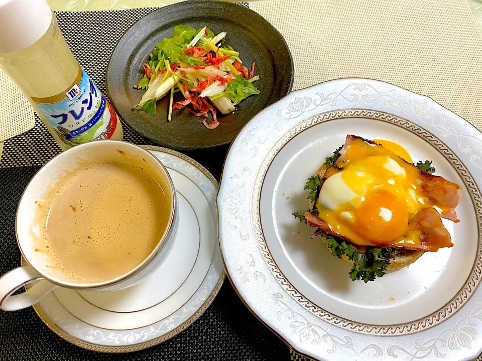 エッグベネディクトの朝ごパン🥯|ぽっちさん