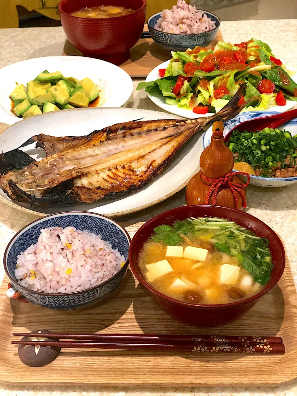 鯵の干物🐟！アボカド🥑！納豆！サラダ🥗！豆腐となめこの味噌汁！the！和食！|Mayumiさん