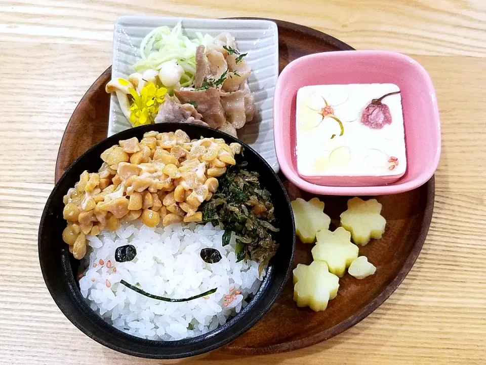 納豆ごはん
豚肉ソテー
桜豆腐
焼きポテト|ひんひさん