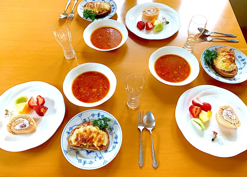 Snapdishの料理写真:りんごのタルティーヌ🍎17種類の野菜と豆のスープ🥕🧅🍅桜のロールケーキ🌸|rococoさん