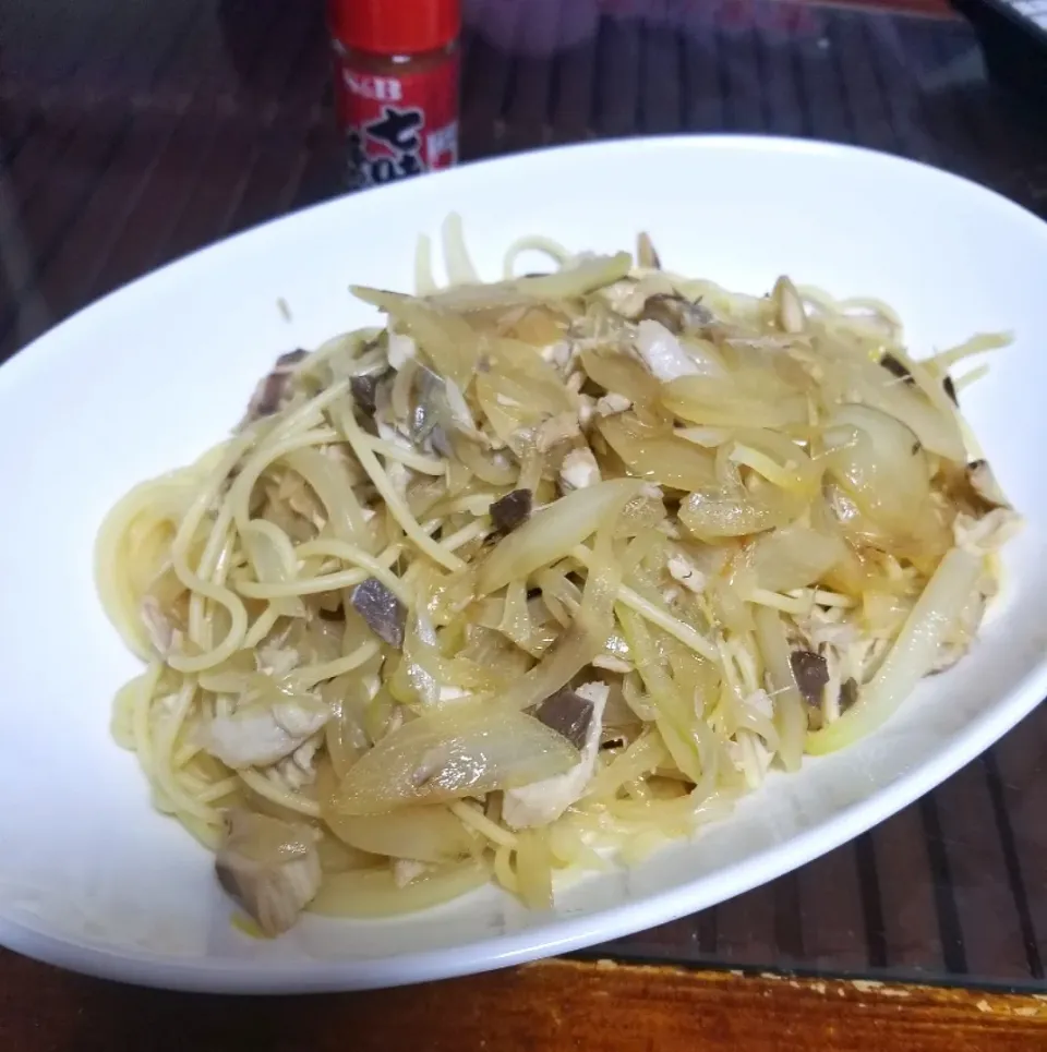 おっさん料理で♪鯖と玉ねぎの和風パスタ🍝☺️と仕事で遅い奥様に…鯖が食べれないのでペペロンチーノ☺️♪|dai.noriさん