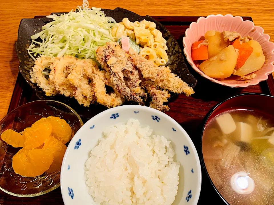 Snapdishの料理写真:我が家の晩ごはん🍚イカフライ、肉じゃが、根菜スープ|いちごさん