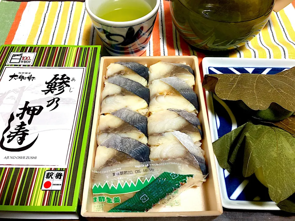 Snapdishの料理写真:大船軒　アジの押し寿司弁当&柏餅|Noriyuki Saitoさん