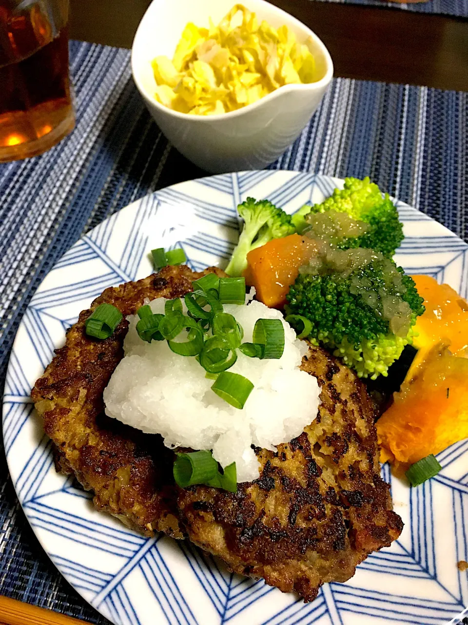 おろしポン酢ハンバーグ　温野菜　キャベツのごまだれ和え|ちぐあささん