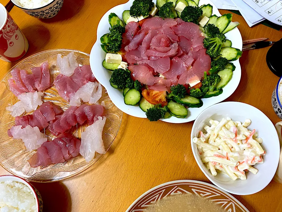 Snapdishの料理写真:ヨコのカルパッチョとカワハギの刺し身、カワハギの粗煮|お父ちゃんファミリーさん