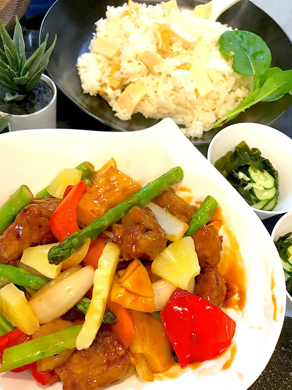 春のアスパラガス入れて酢豚と竹の子ご飯と酢の物で春の晩ご飯|シュトママさん