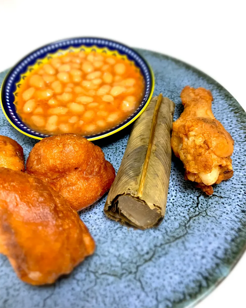 Yami’s dish from Cameroon; cassava wrapped in leaves and fermented, beignets, white beans and fried chicken|gonbenさん