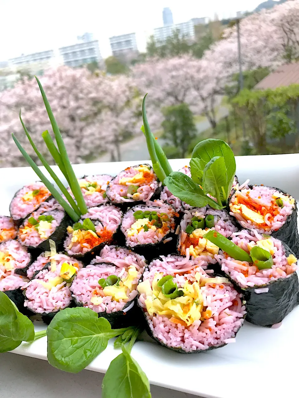 桜色手延べ素麺実は紫蘇　昨日に続き今日も。目先変えて桜色素麺の海苔巻き風|シュトママさん