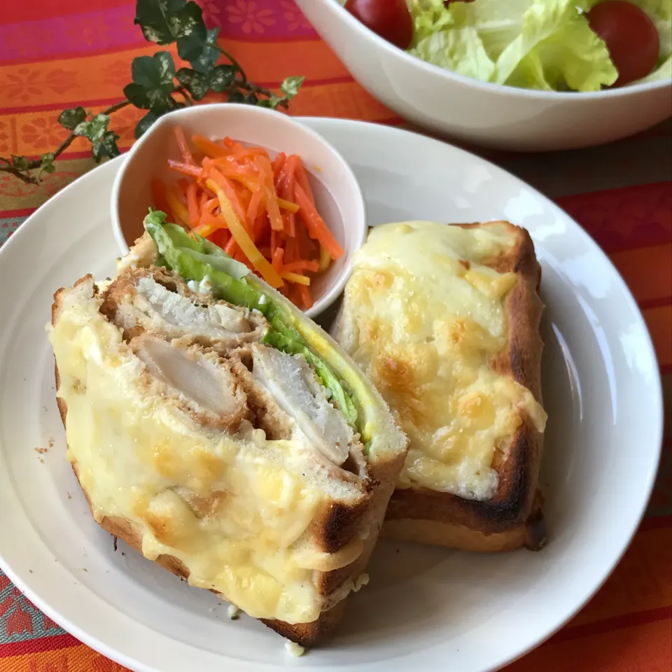 Snapdishの料理写真:🐟🥪昨日の残りは今日のボリュームサンド🥪❣️鱈ホッペとホタテのフライサンドをグリルドチーズ　HOTサンドに❣️|Hollyさん