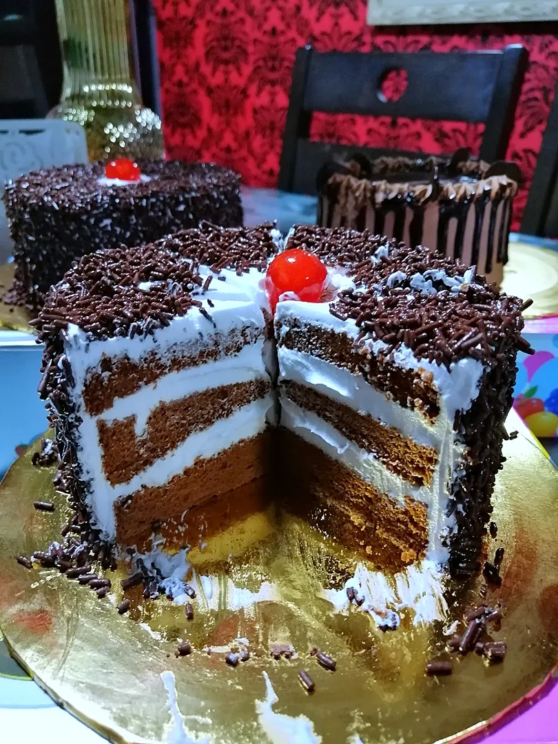 Tea time.. Blackforest & chocolate cake|azirasamsuddin771008055774さん