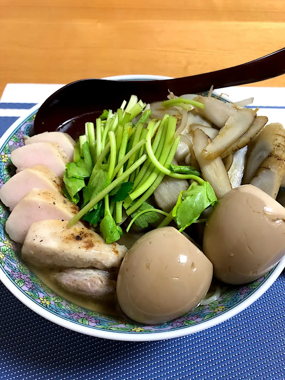 うまつゆラーメン、春ゴボウと三つ葉のせ|小次郎さん