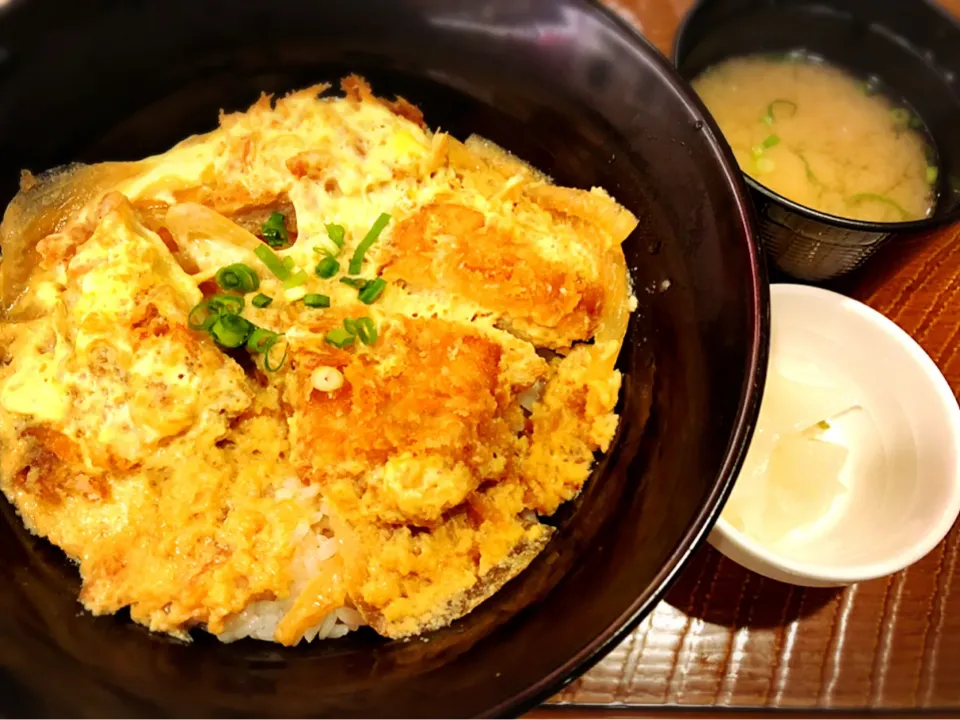 ひれかつ丼 ¥769|Blue Moon Caféさん