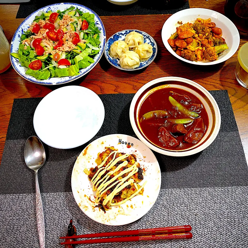 ビーフシチュー、ツナと野菜たっぷりサラダ、残り物のお好み焼き、小籠包、カリフラワー炒め、|yakinasuさん