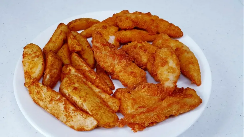 Cajun chicken tenderloin and potato wedges|steven z.y.さん