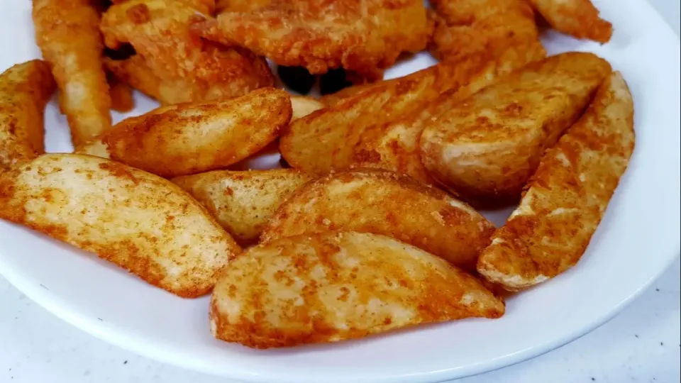 Cajun chicken tenderloin and potato wedges|steven z.y.さん