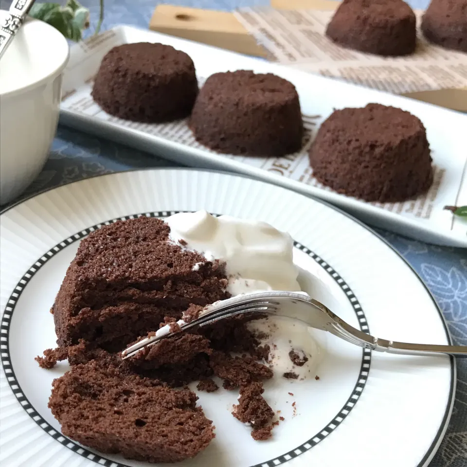 🍫材料4つ手順も4つ　粉もバターも使わないけど濃厚且つエアリーなチョコレートケーキが🍫できたよ😋|Hollyさん