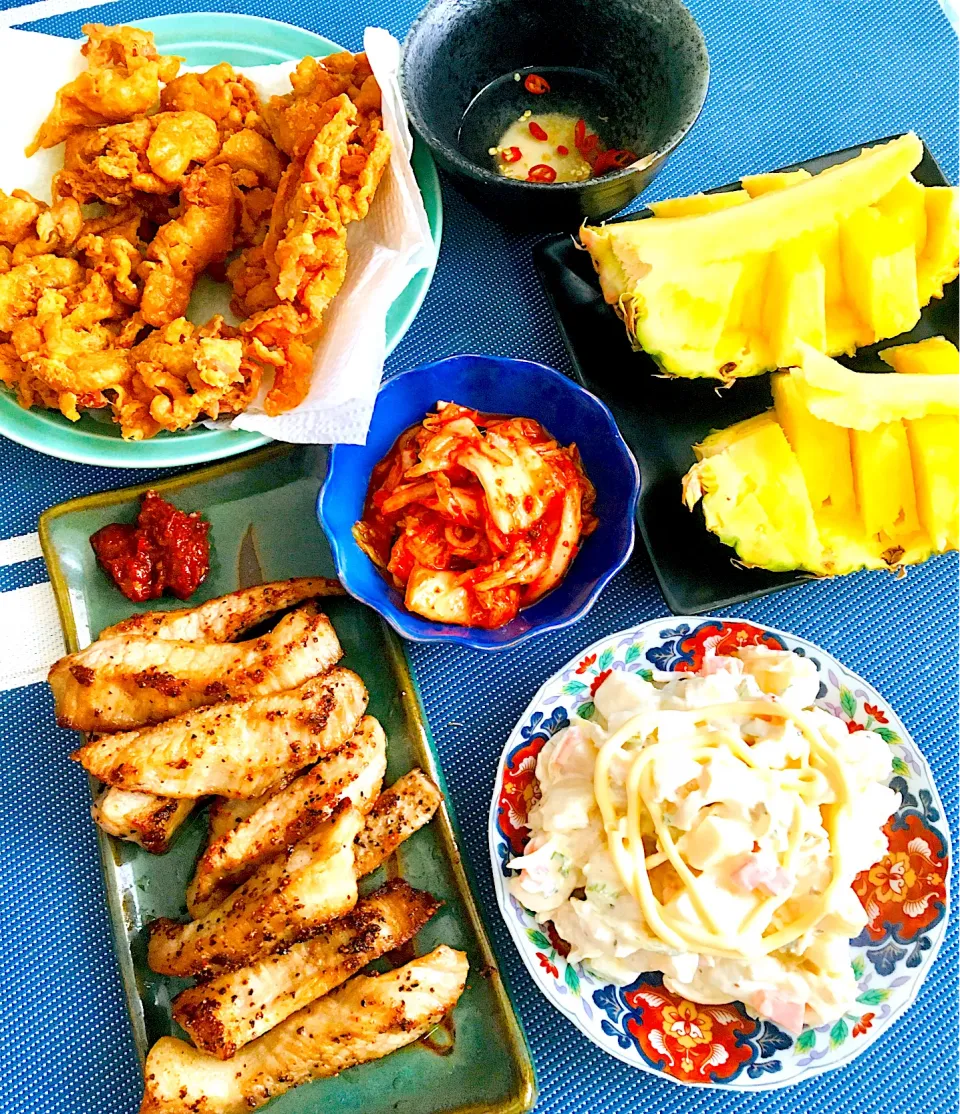 サクサクの鶏皮、ブタトントロマカロニサラダ crispy chicken skin#pork tontoro &macaroni salad|MJ🇵🇭🇯🇵さん