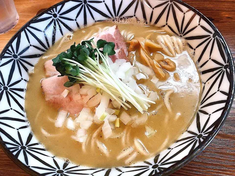 鶏白湯中華そば🍜を食べた😋|アライさんさん