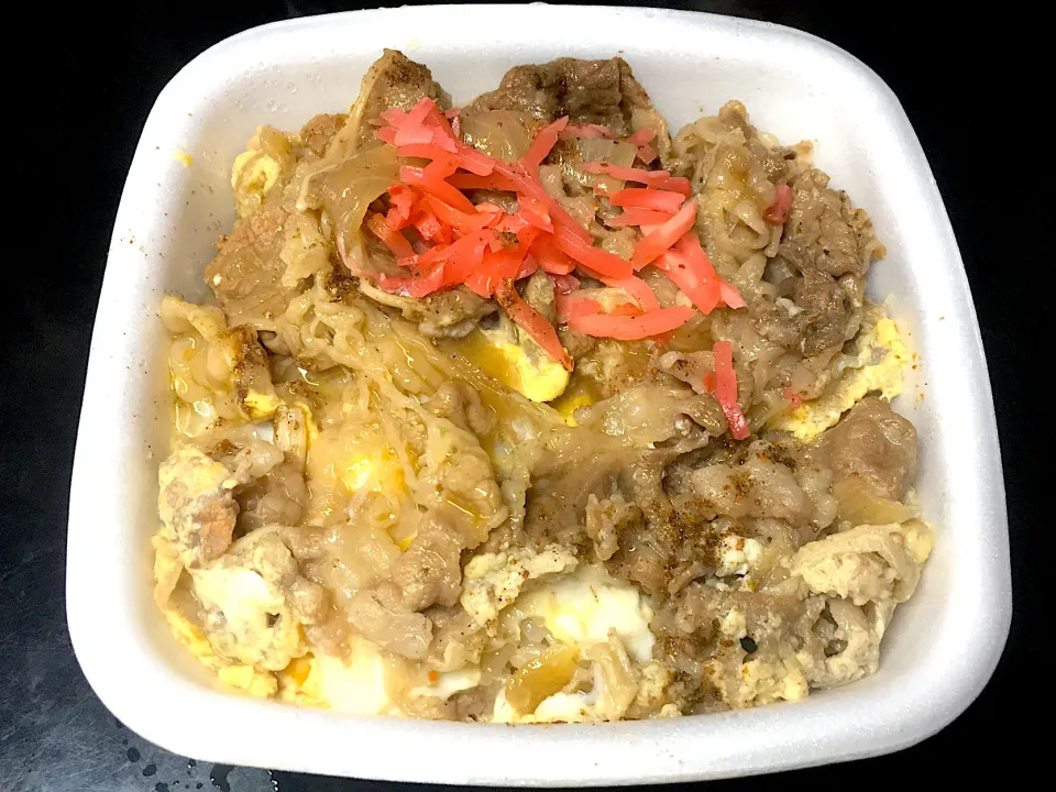 新発売！吉野家の牛とじ丼　並盛り　400えん|すくらんぶるえっぐさん