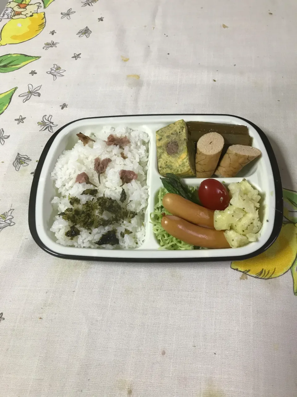 雨の日花見気分のお弁当|poohケイコさん