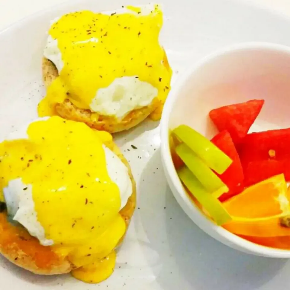 Egg Benedict with Fresh Fruit
#breakfastmeal #egglover #fruitlover #healthiswealth #eatright #enjoylifewithfood|Chef Ponponさん