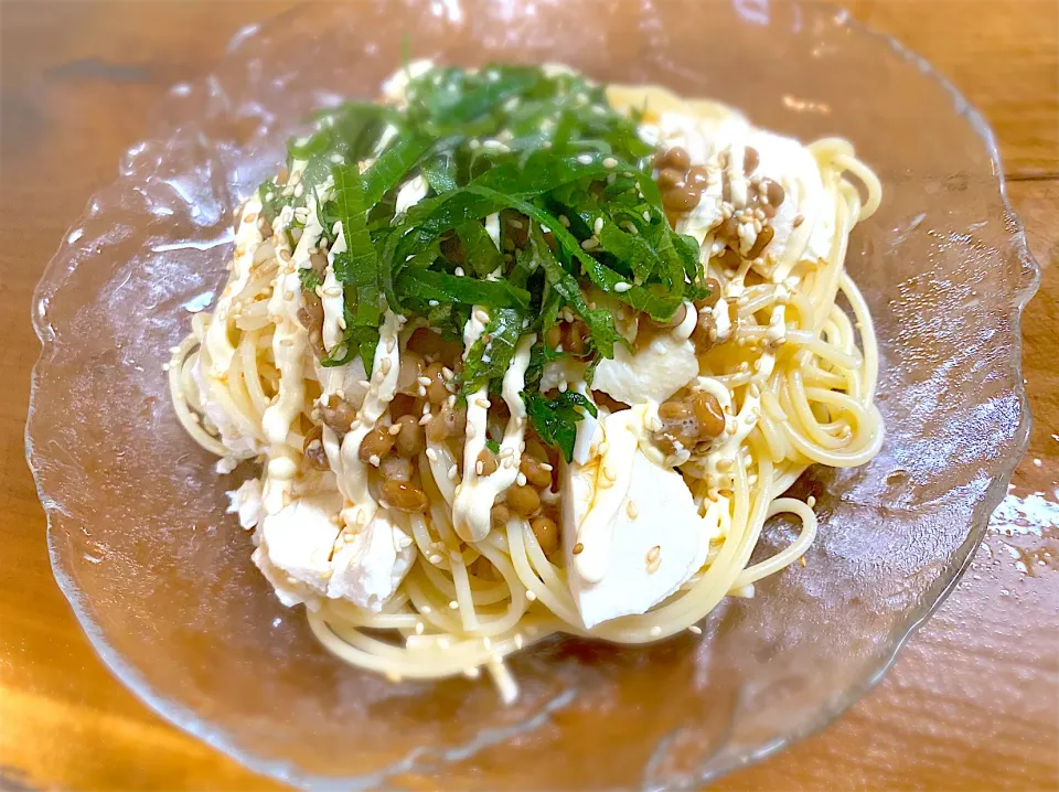 納豆と大葉、豆腐の冷製和風パスタ|名状しがたいゴミムシのようなものさん