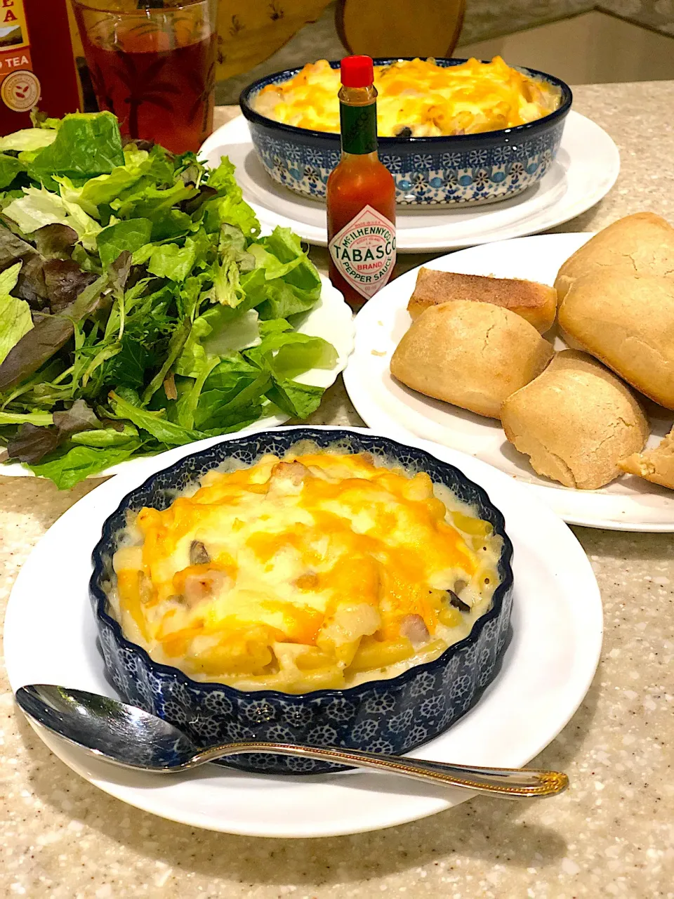 Snapdishの料理写真:チキンクリームグラタン🥄！山盛りサラダ🥗！|Mayumiさん