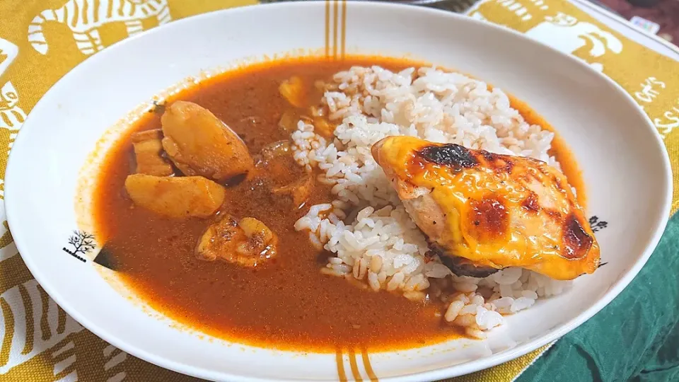 Snapdishの料理写真:スパイスカフェスープカレー(トマト)に鶏胸肉ウニソース焼きをトッピング✨|karyou bingaさん