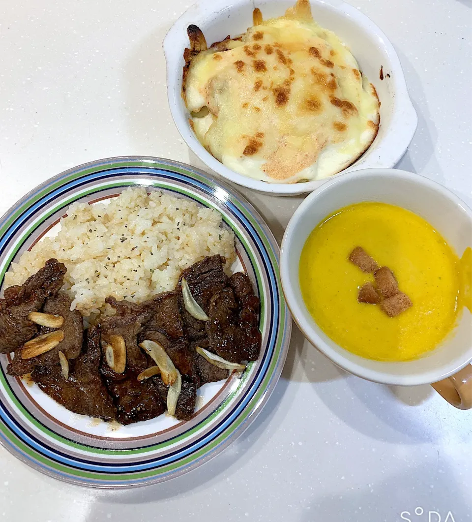 お肉＆ガーリックライスとかぼちゃのスープ、明太子グラタン　夜ご飯|とまこ(*^o^*)さん