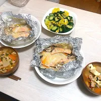 Snapdishの料理写真:鮭のホイル焼き＊豚汁＊キャベツときゅうりの塩昆布和え|さつきさん