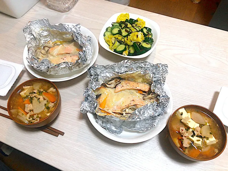 Snapdishの料理写真:鮭のホイル焼き＊豚汁＊キャベツときゅうりの塩昆布和え|さつきさん