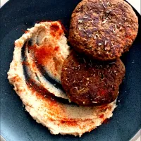 Snapdishの料理写真:hamburguesas berenjena y calabacín con hummus de tahini casero|ratadecocinaさん