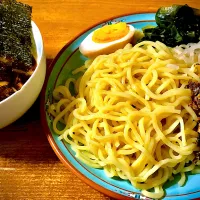 つけ麺を作ってみましたが、、普通スープの方にトッピングだった？？💦間違えたかも💦💦トッピングはワカメとモヤシとチャーシューを作った時の破片的なのと玉子、海苔