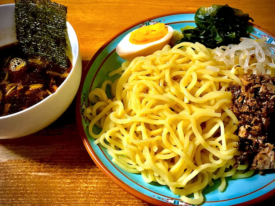 Snapdishの料理写真:つけ麺を作ってみましたが、、普通スープの方にトッピングだった？？💦間違えたかも💦💦トッピングはワカメとモヤシとチャーシューを作った時の破片的なのと玉子、海苔|sudachiさん