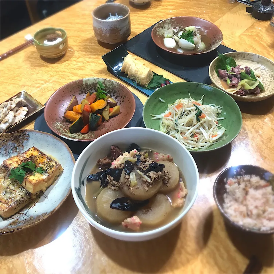 夕ご飯　絹揚げチーズバジル　大根の煮付け　βカロチン煮　ホタルイカとイカの酢味噌　もやし炒め　ネギ卵　シラスと大葉ネギ　マリンちゃんの桜玉ねぎ（スープリバイバル🤣）|佐野未起さん